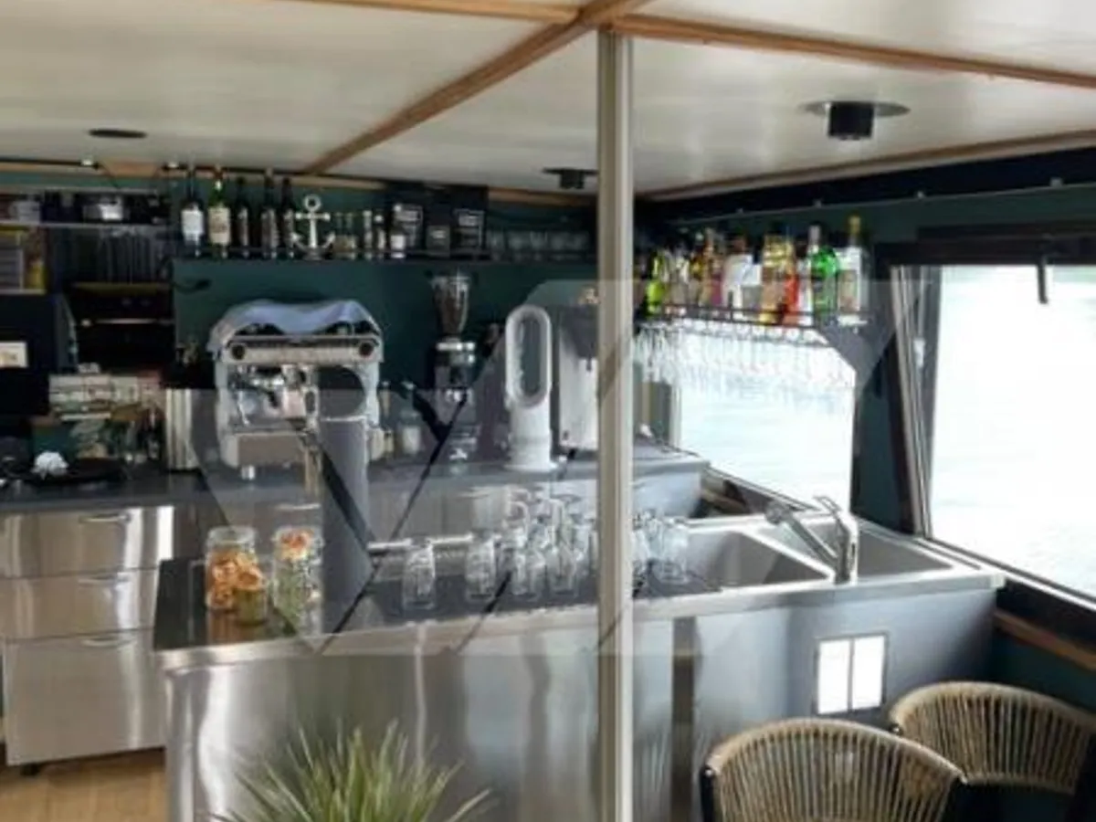 Nave ristorante in vendita