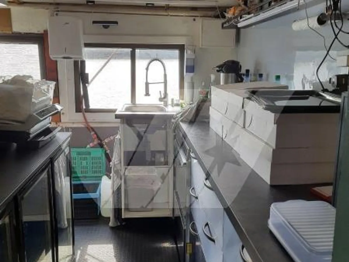 Nave ristorante in vendita