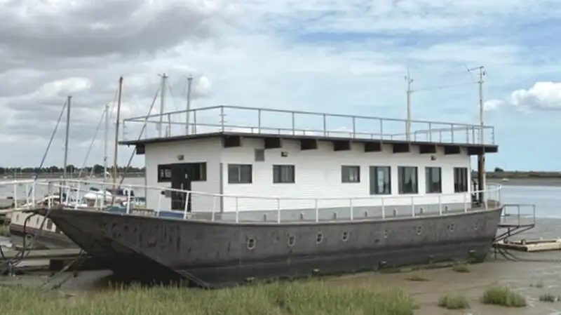 Chiatta adibita ad alloggio in vendita