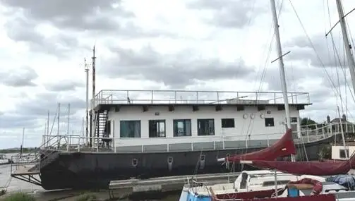 Chiatta adibita ad alloggio in vendita