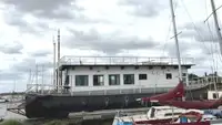 Chiatta adibita ad alloggio in vendita