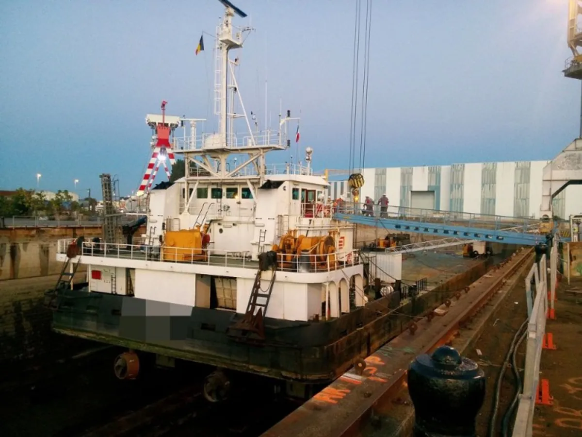Nave di supporto in vendita
