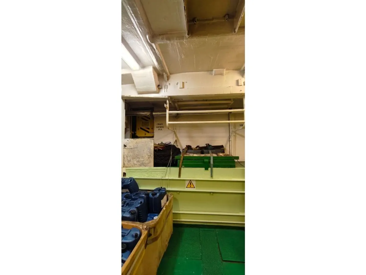 Nave di supporto in vendita