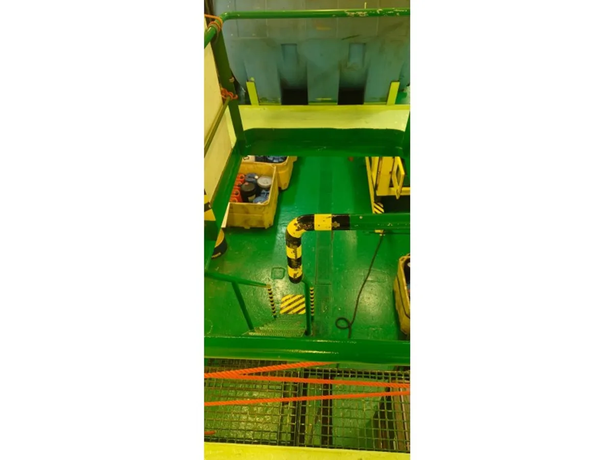 Nave di supporto in vendita