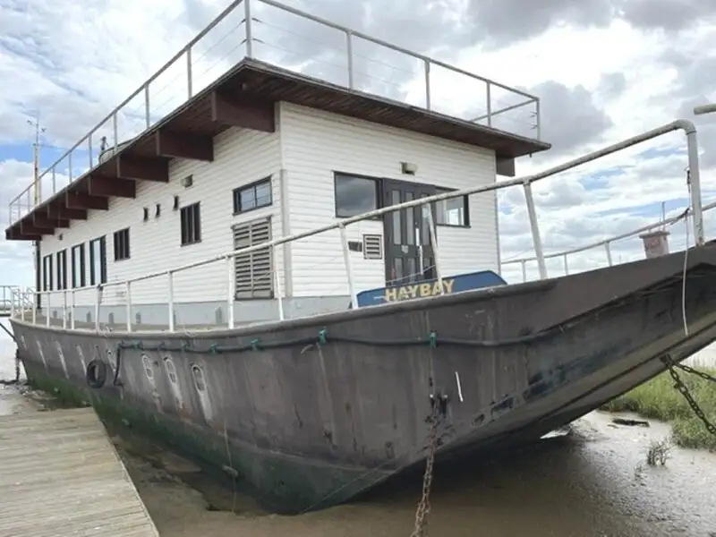 Chiatta adibita ad alloggio in vendita