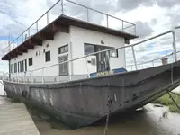 Chiatta adibita ad alloggio in vendita