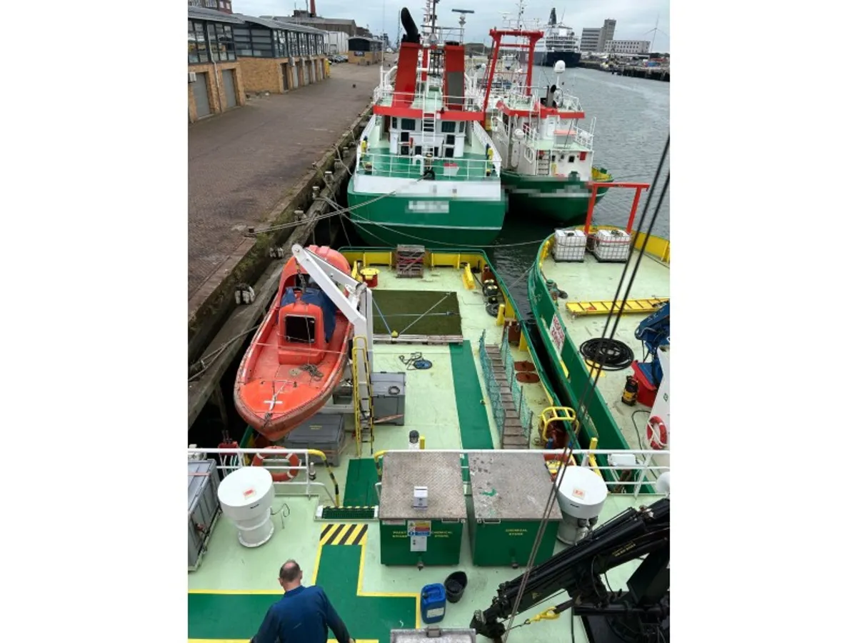 Nave di supporto in vendita