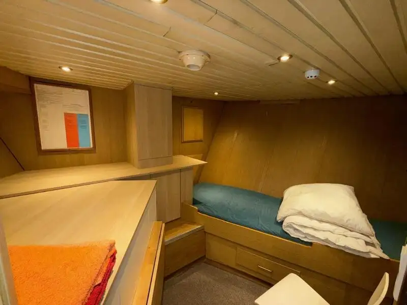 Nave di supporto in vendita