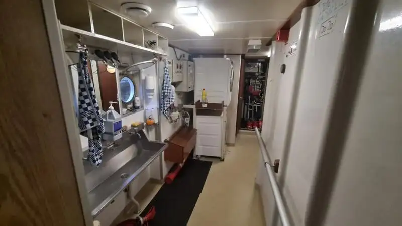Nave di supporto in vendita